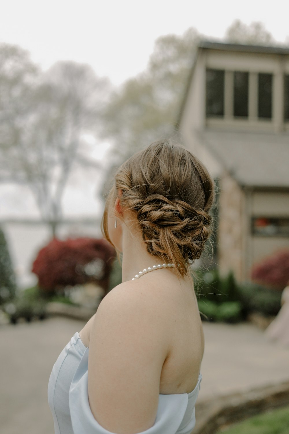 Une femme avec une robe blanche