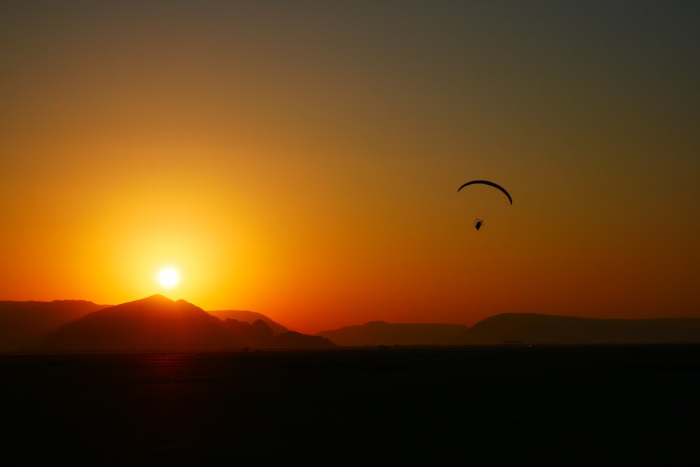 Una persona lanzándose en paracaídas en el aire
