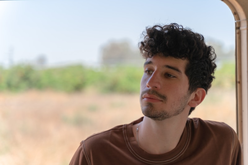 Bıyıklı karizmatik erkek