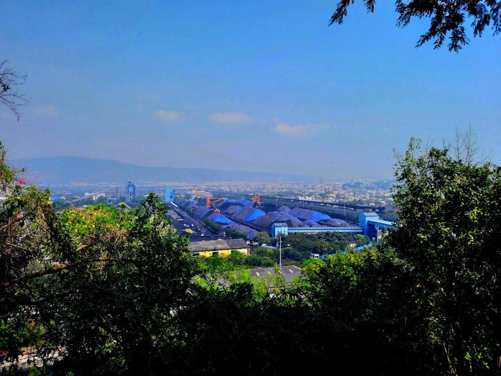 una ciudad con un río que la atraviesa