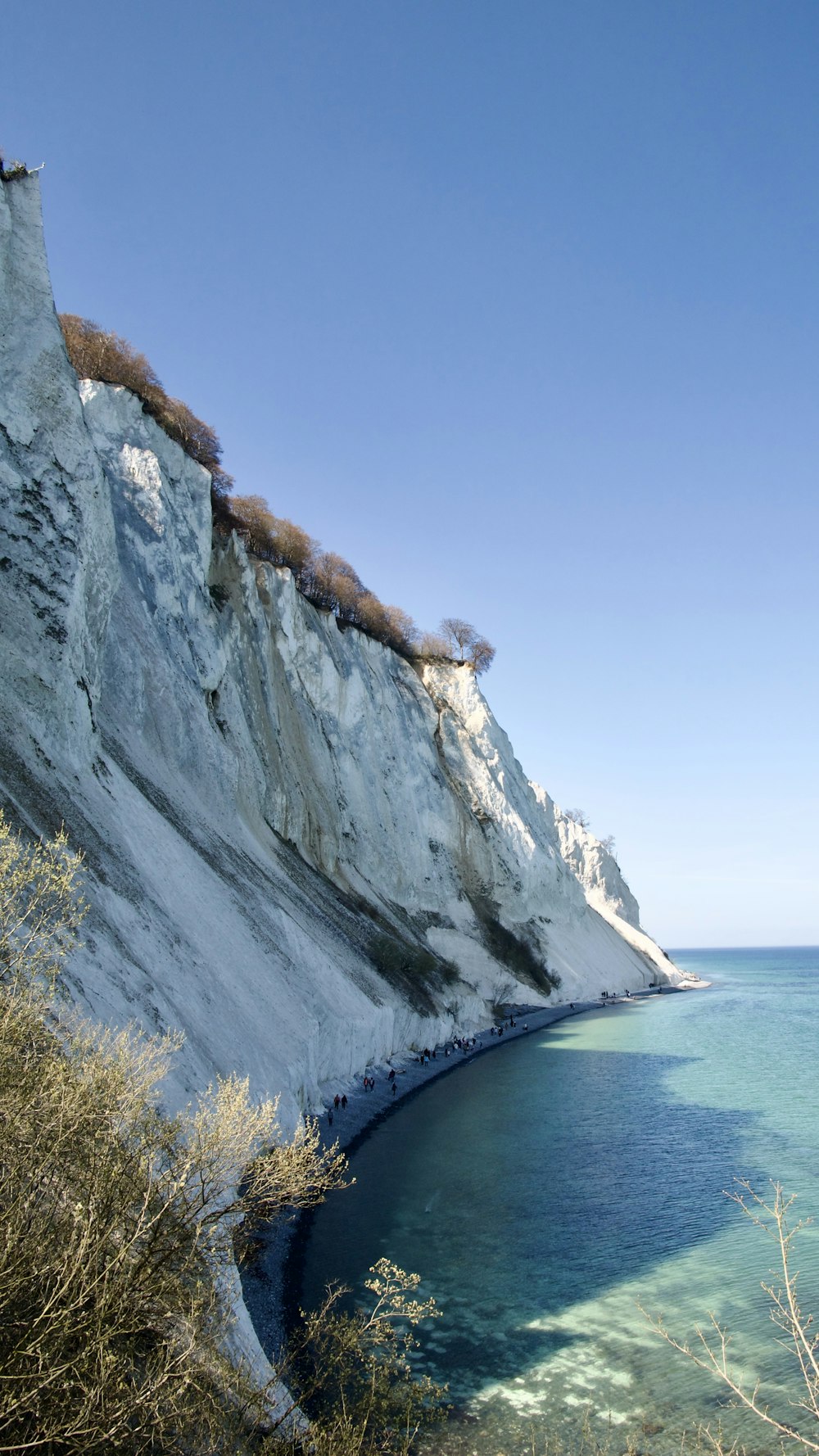 un lato della scogliera con uno specchio d'acqua sottostante