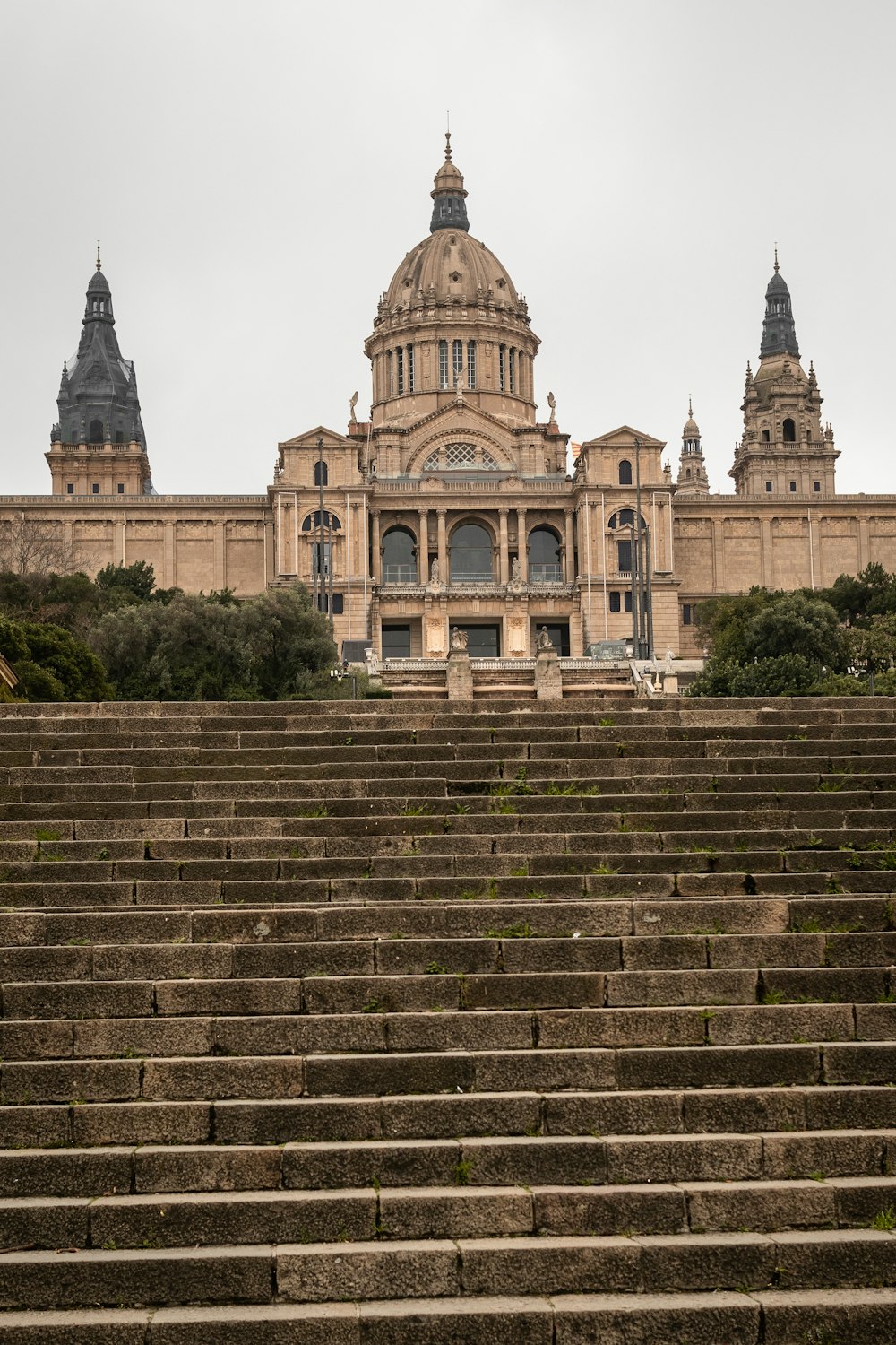 ein großes Gebäude mit einer großen Treppe