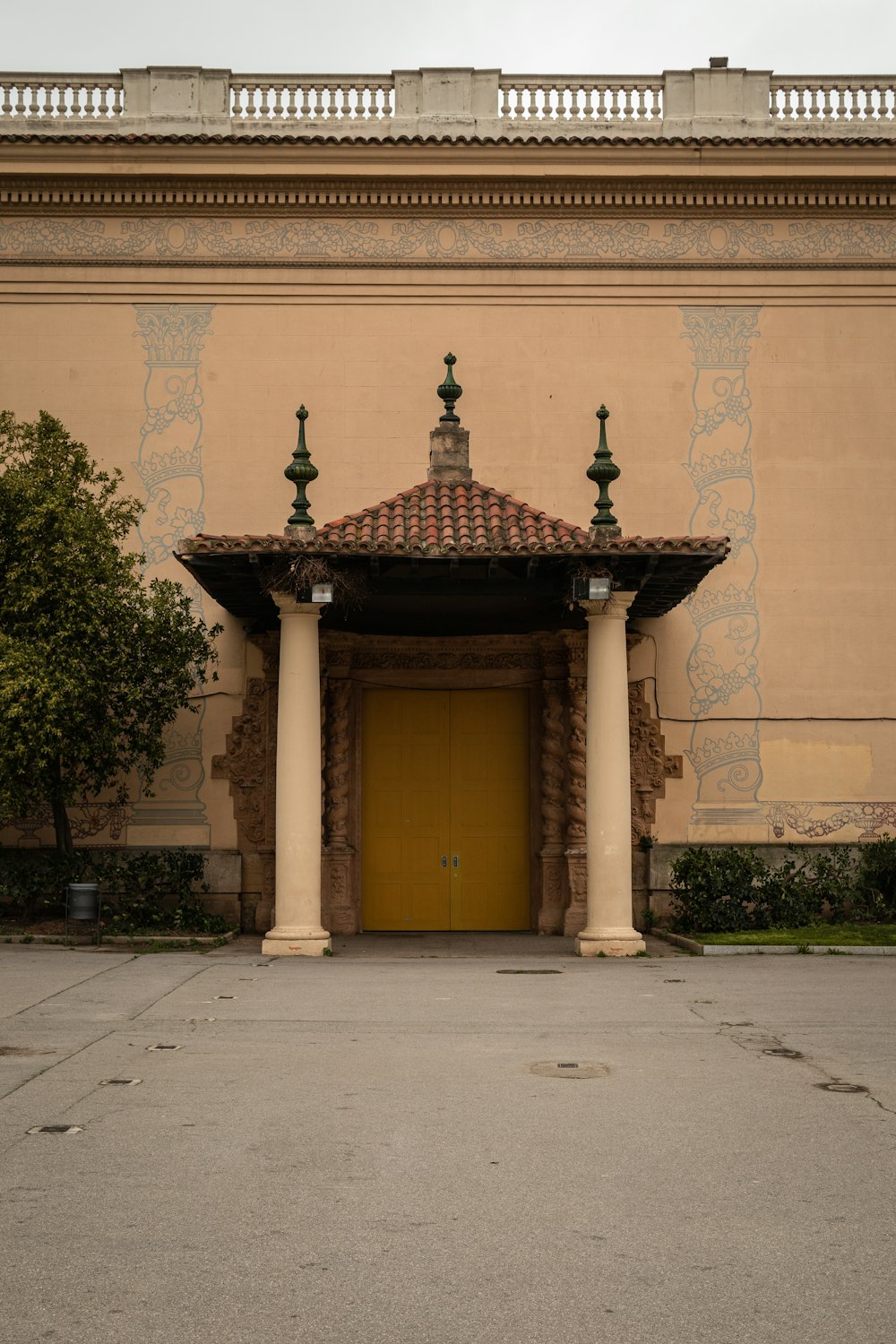 a building with a yellow door