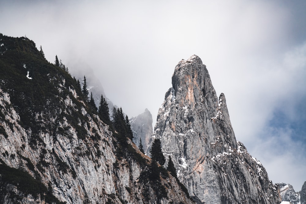 Una montaña con nieve