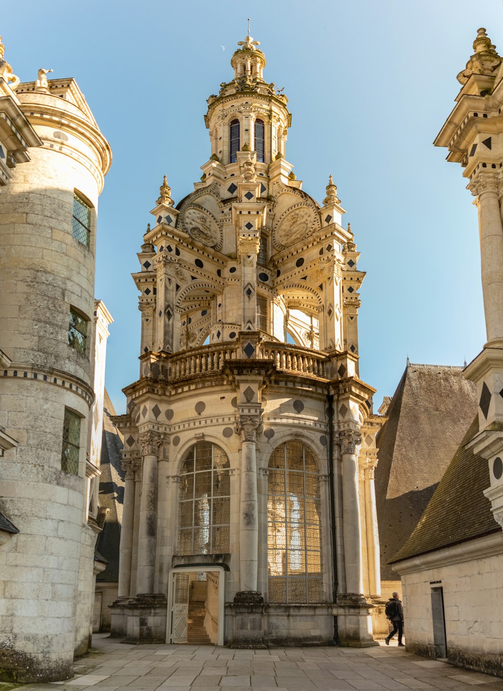 ein großes Steingebäude mit einem hohen Turm