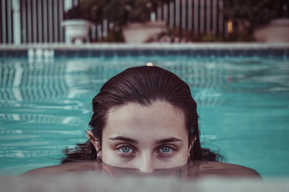 una persona en una piscina