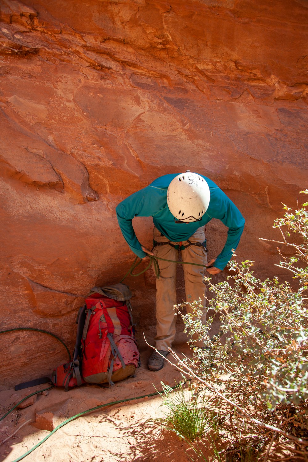 una persona che si arrampica su una parete rocciosa