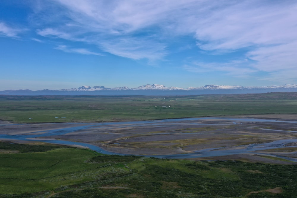 um grande campo aberto com um rio que o atravessa