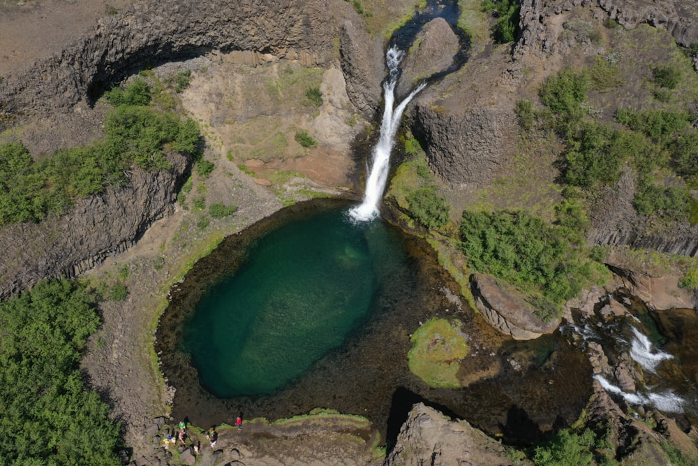 um rio que flui através de um desfiladeiro