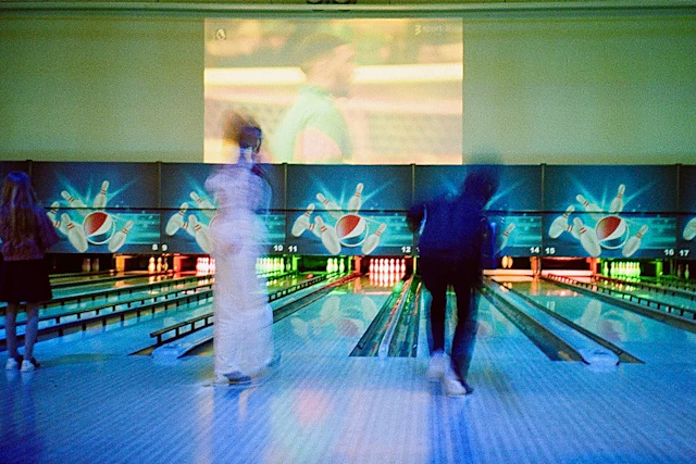 Groep vrienden aan het bowlen