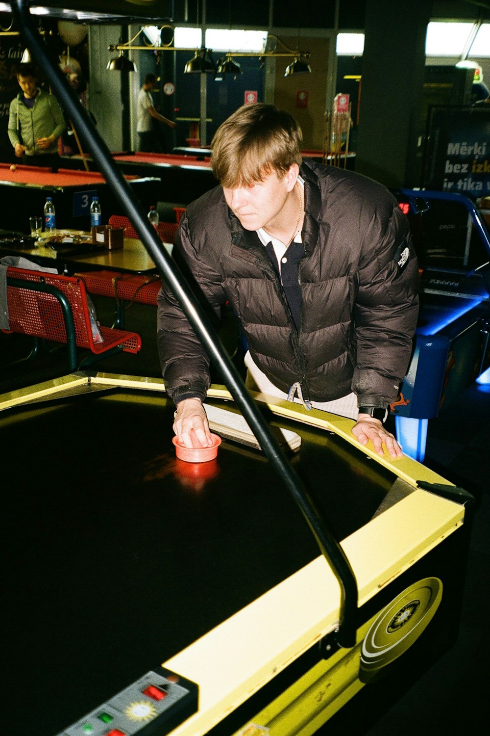 Una persona trabajando en una máquina