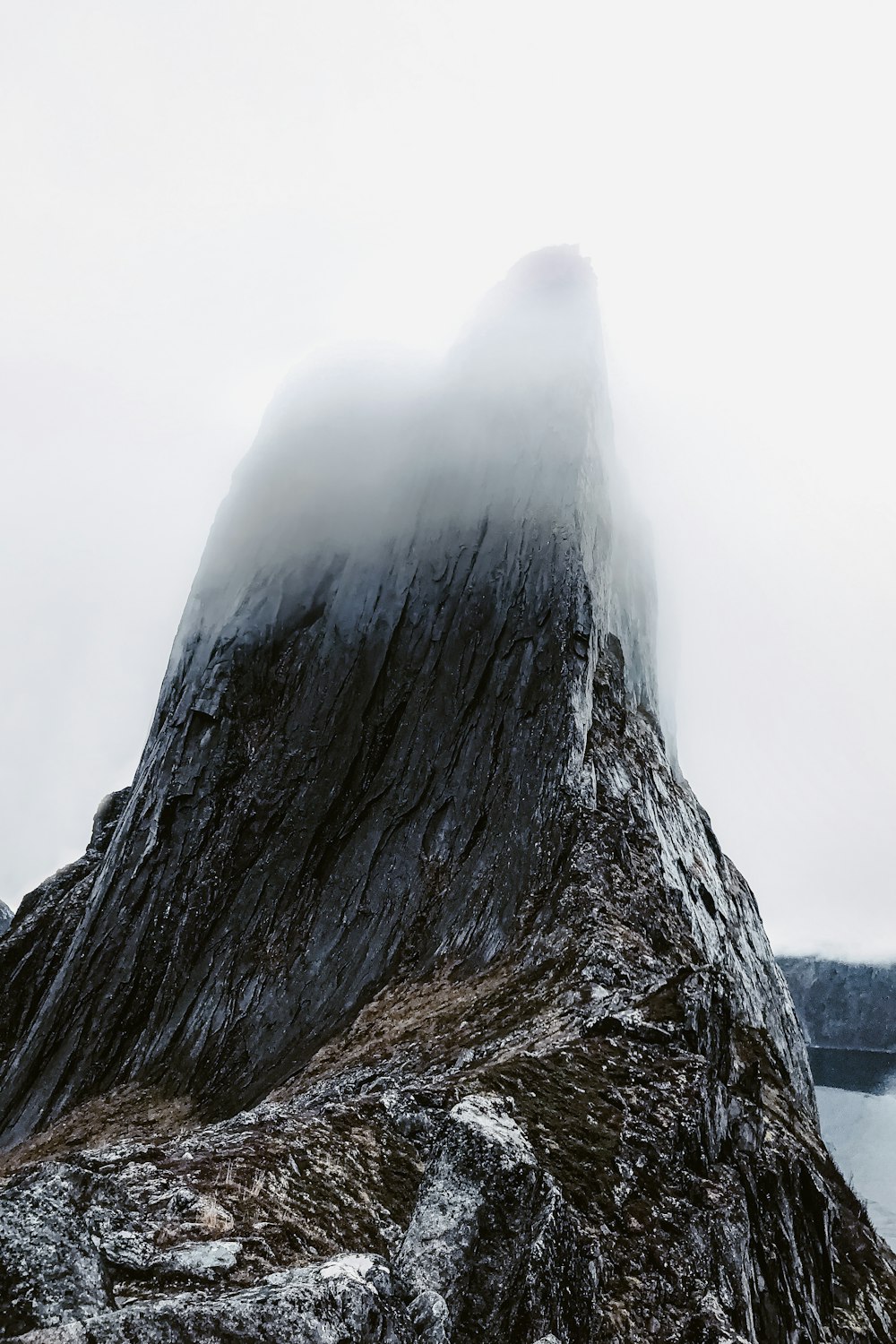 Una gran roca con una cascada