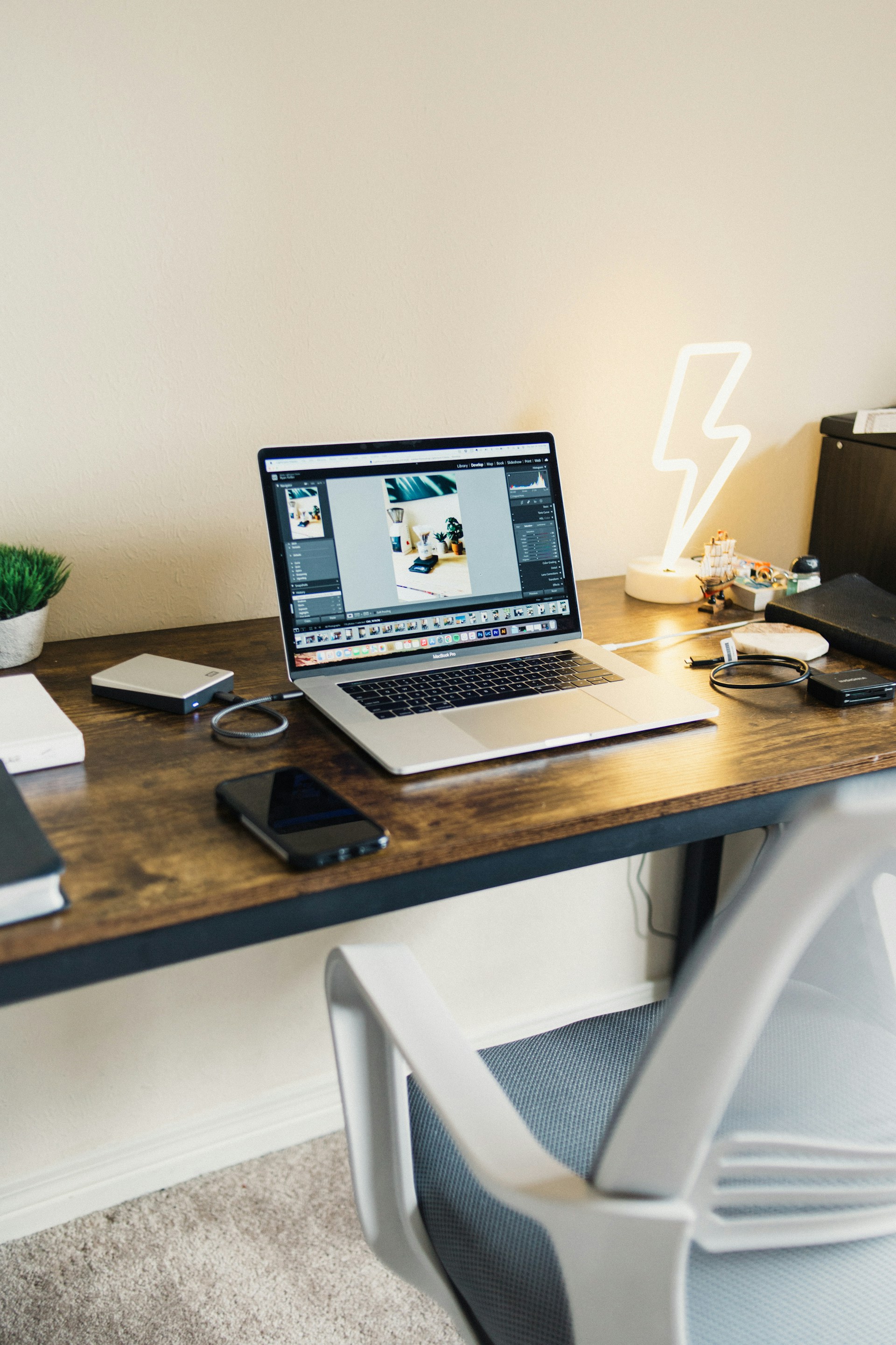 gray computer monitor