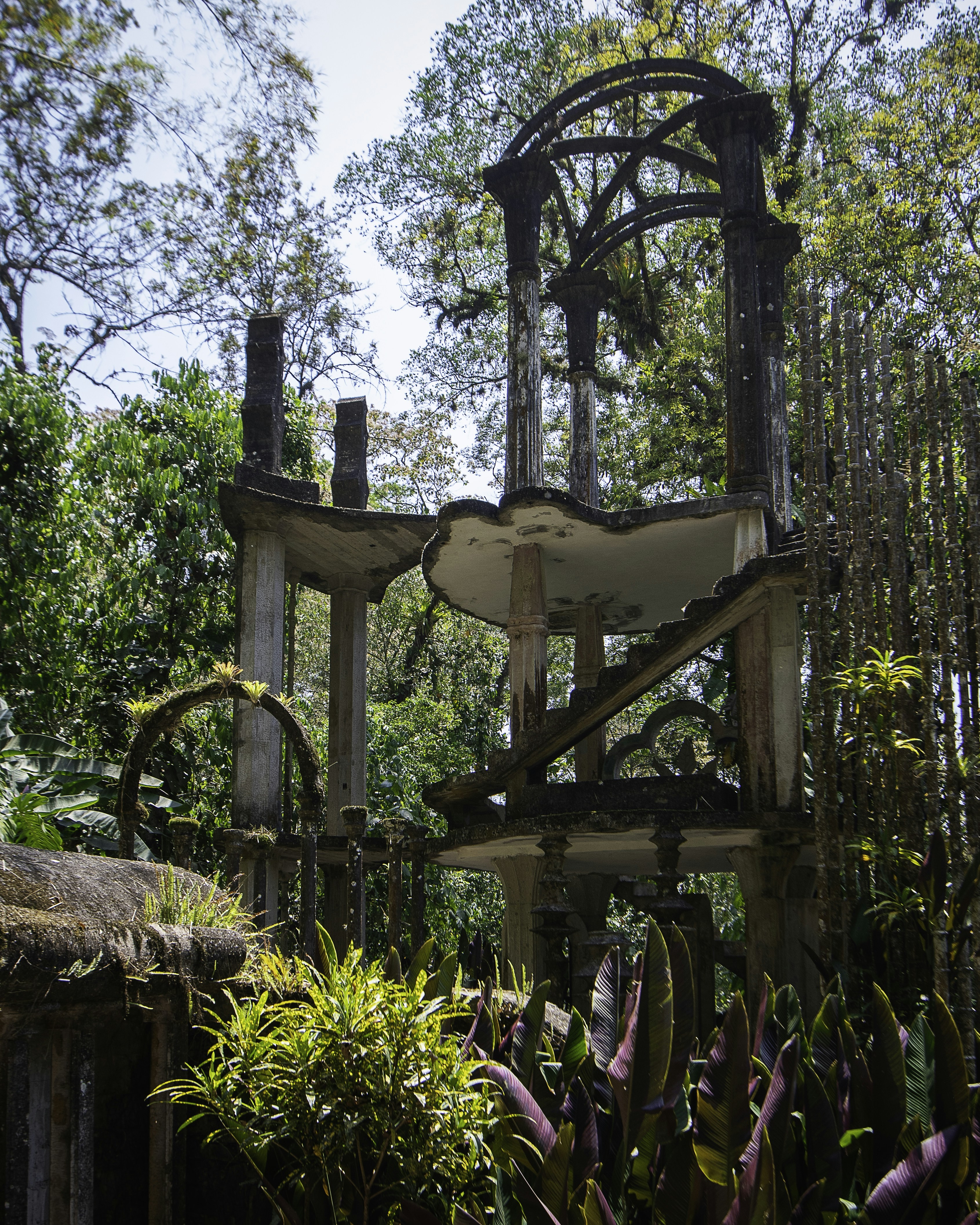 Una pajarera en un jardín
