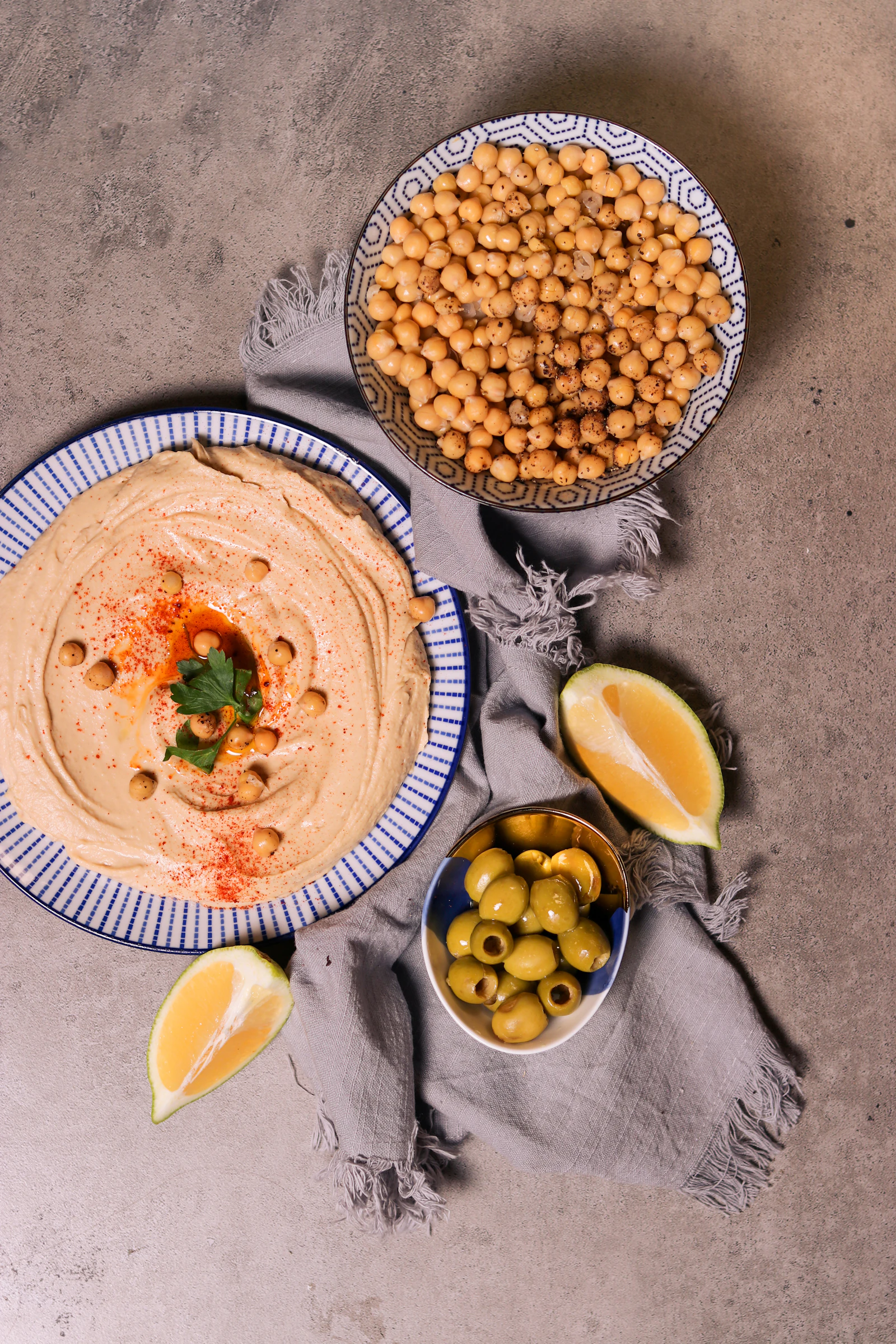 Houmous de pois chiches, olives et citron sur une table