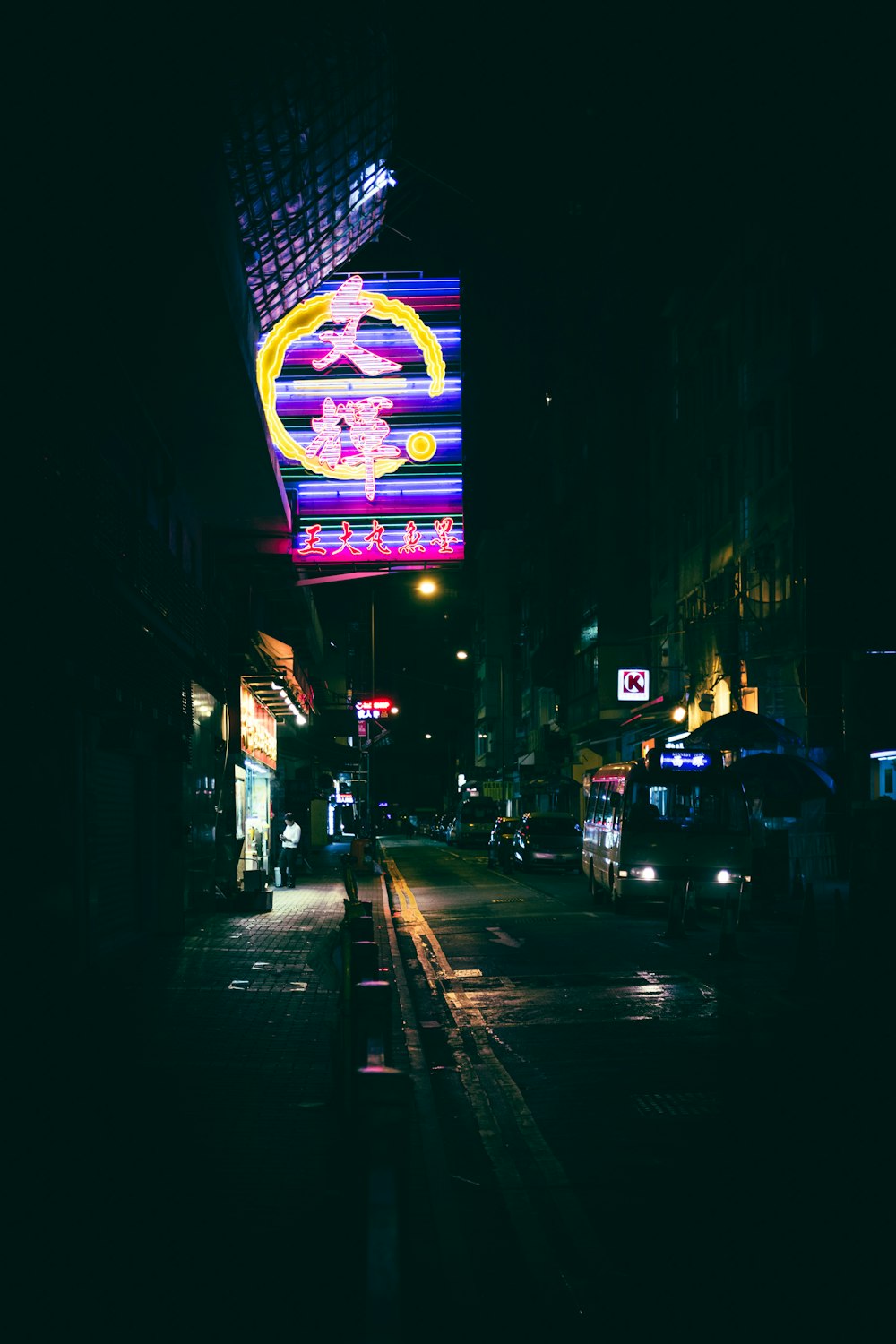 Una strada della città di notte
