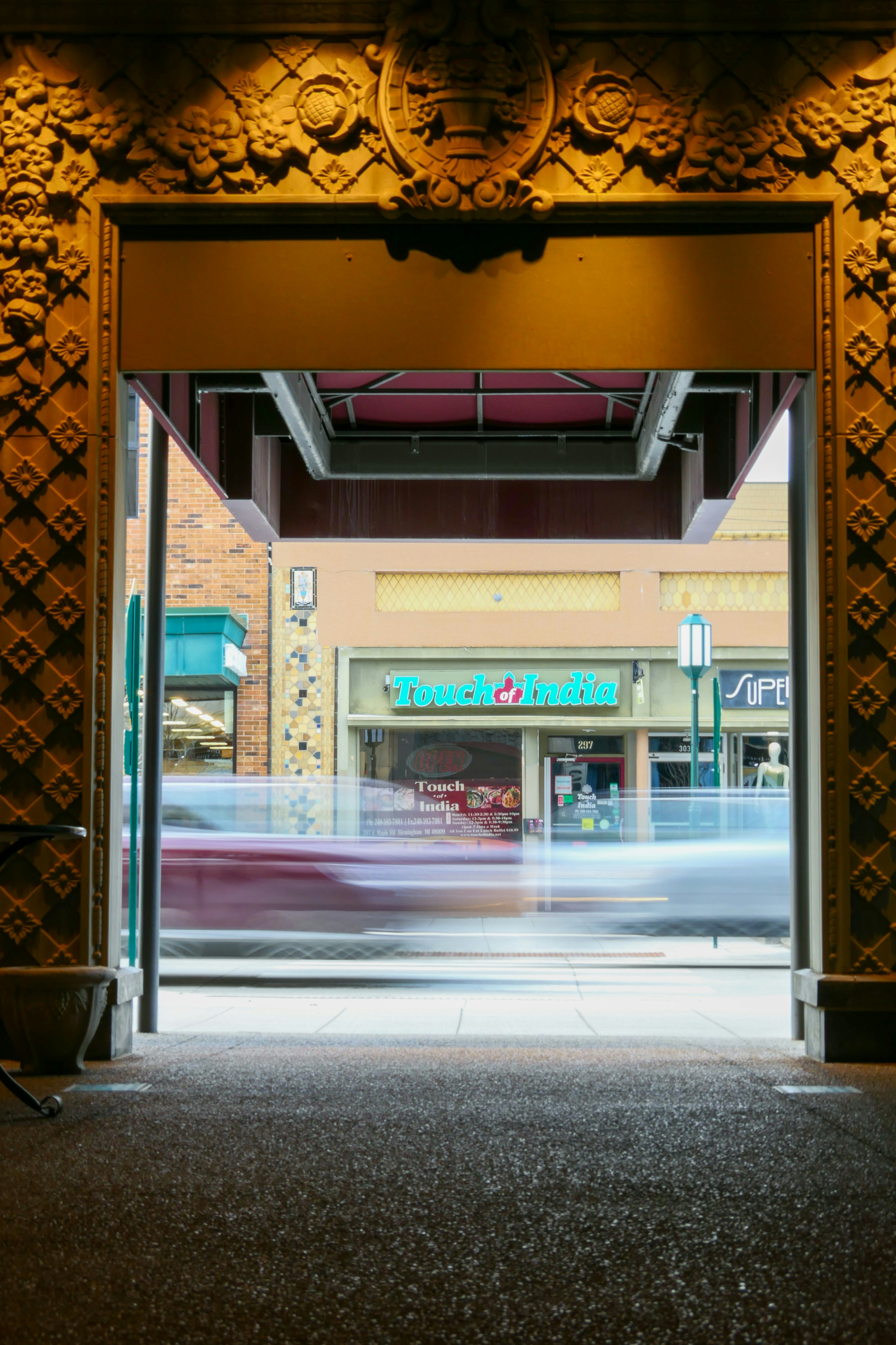 正面に看板のある建物