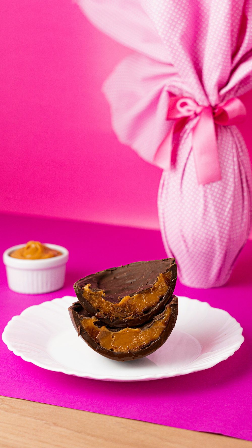 Ein Schokoladen-Cupcake auf einem Teller