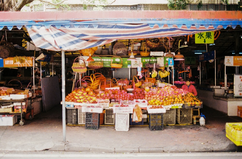 a fruit stand with fruits