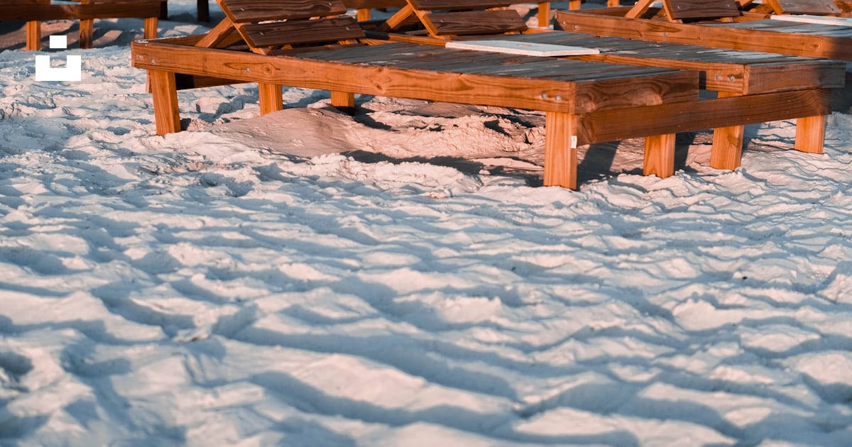 A group of wooden chairs on a snowy beach photo – Free Panama city