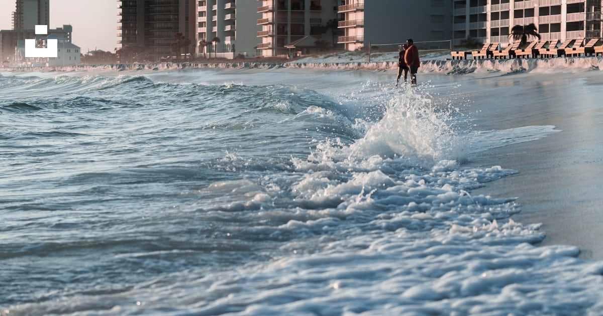 A body of water with buildings in the background photo – Free Panama
