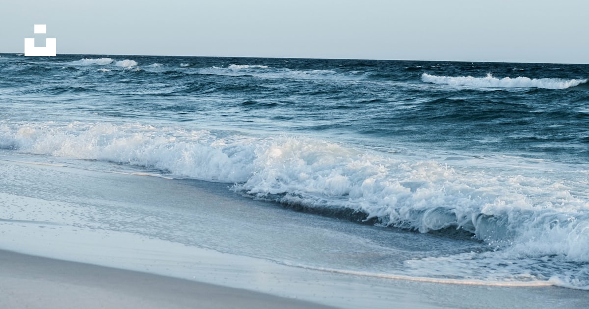 Waves crashing on a beach photo – Free Panama city beach Image on Unsplash