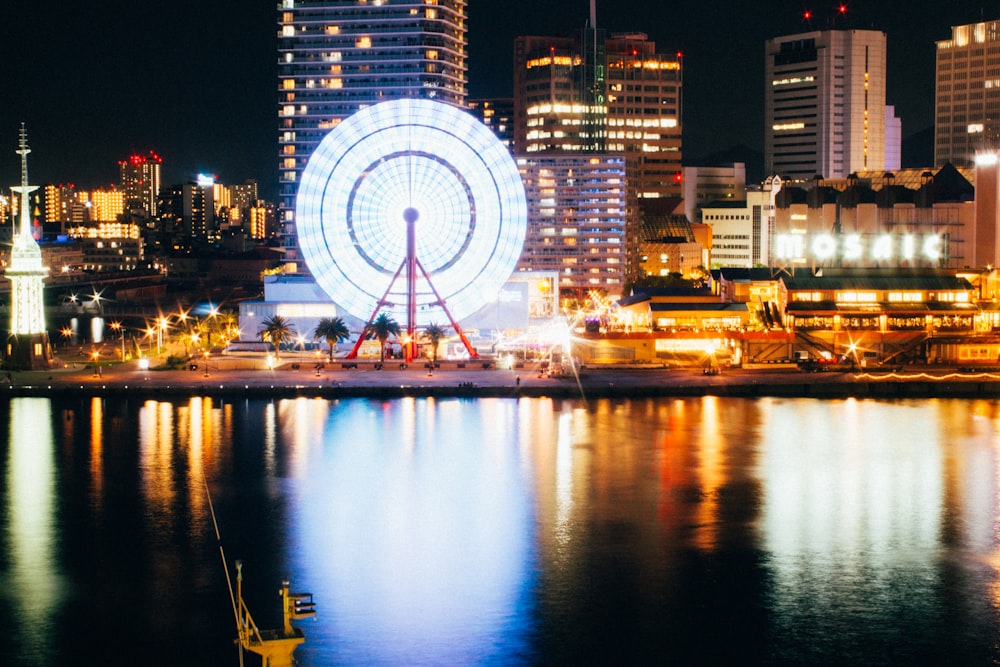 Una ruota panoramica in una città