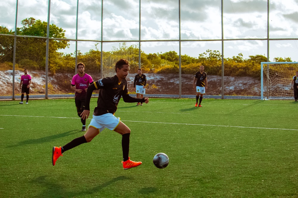 Foto Pessoa jogando futebol – Imagem de Desporto grátis no Unsplash