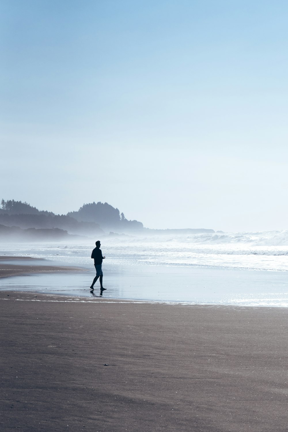 una persona in piedi su una spiaggia
