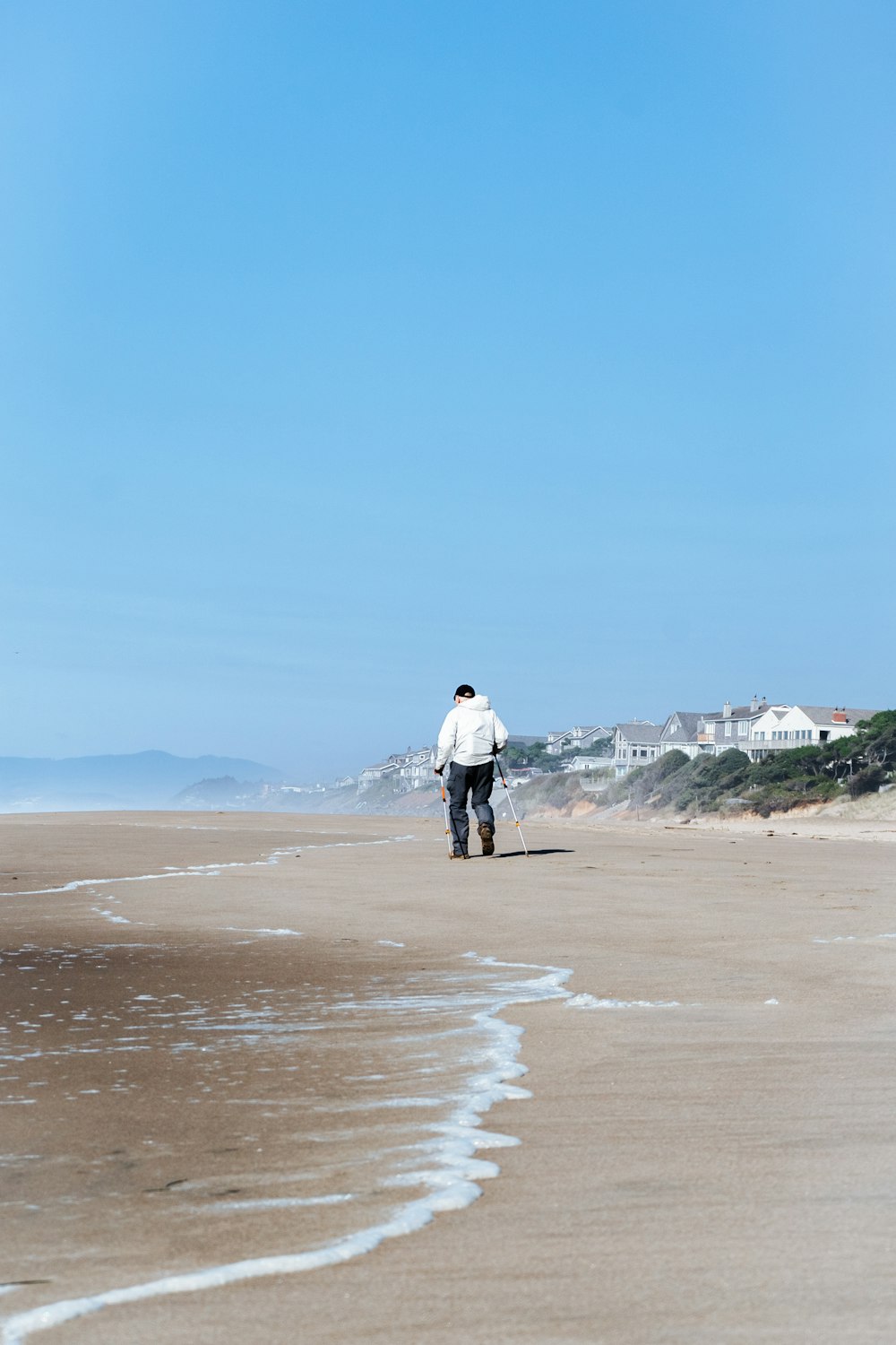 Un homme marchant sur une plage