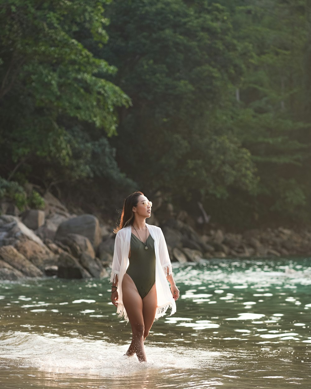 una persona caminando en un río