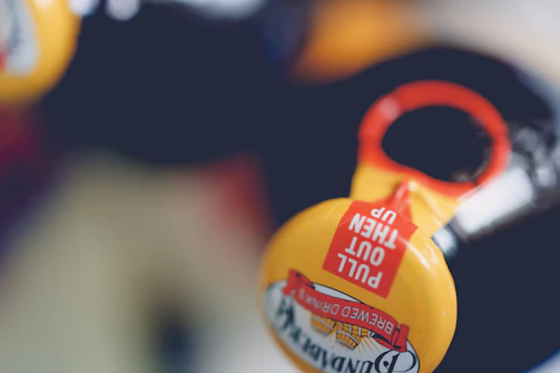Close-up of hands opening the Tizerpacaps bottle, highlighting the premium packaging details.