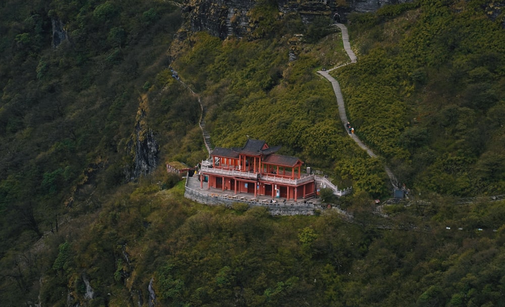 Una casa roja en una colina