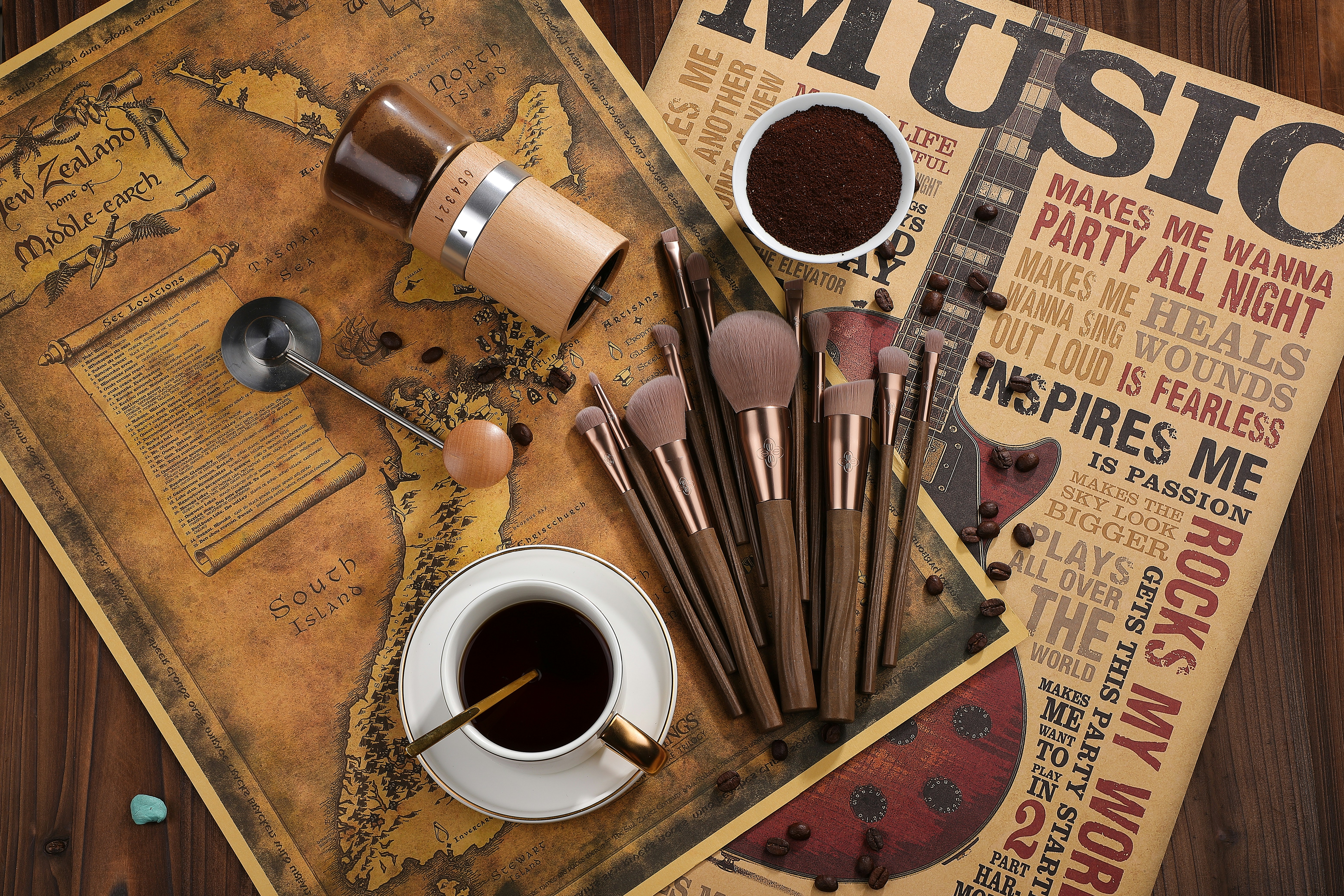 Um livro com uma xícara de café e colheres