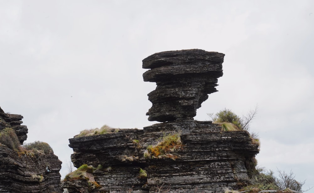 una estructura de piedra con un arco de piedra