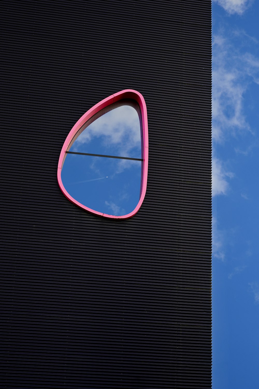 Ein runder Spiegel an einem Gebäude