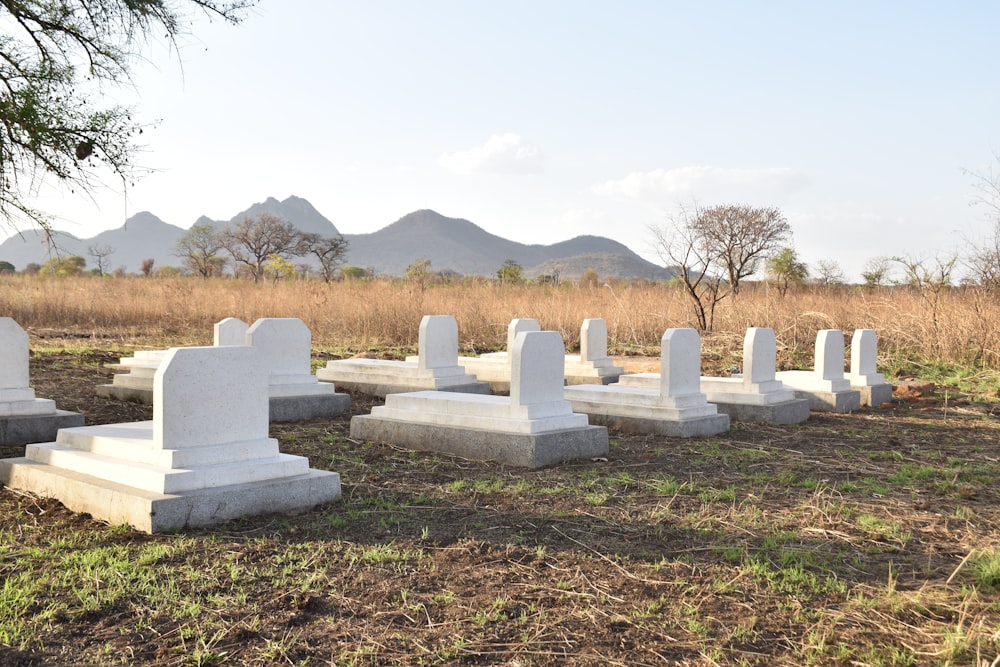 ein Friedhof mit vielen weißen Grabsteinen