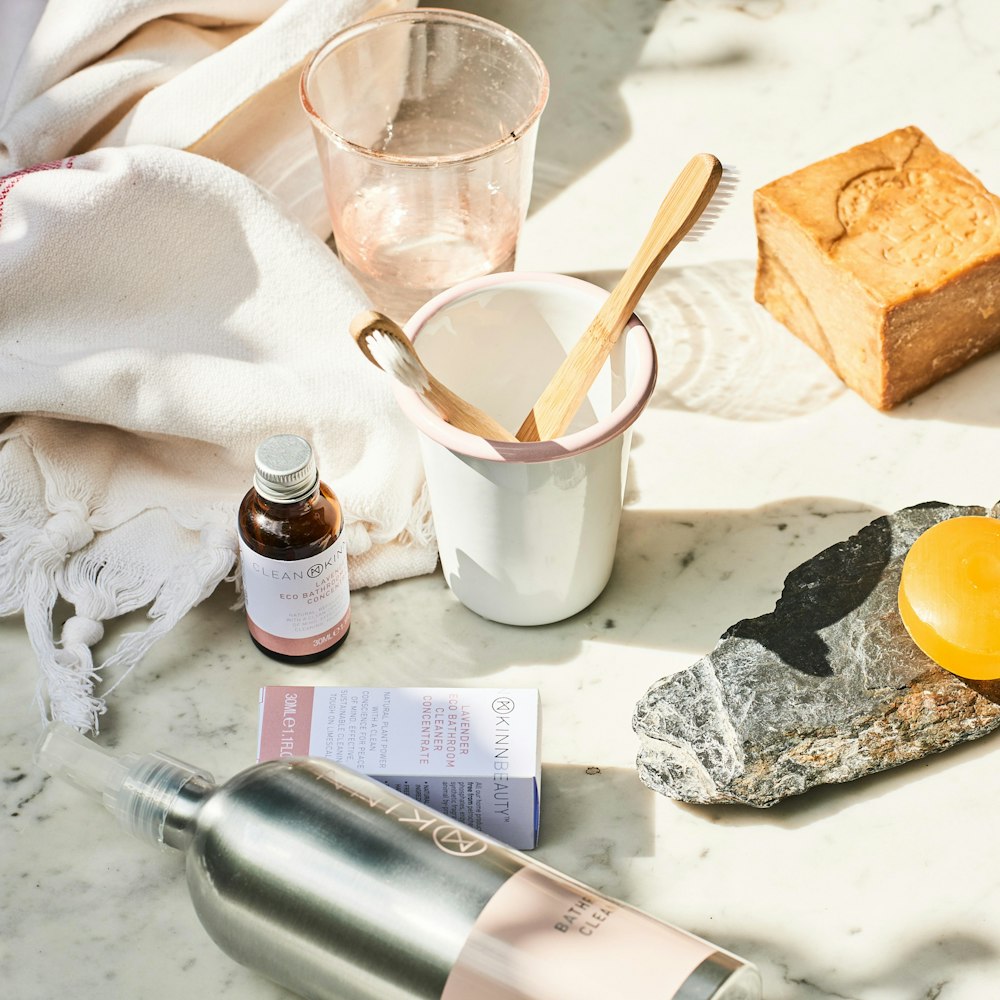 une table avec une bouteille d’alcool et un verre d’eau