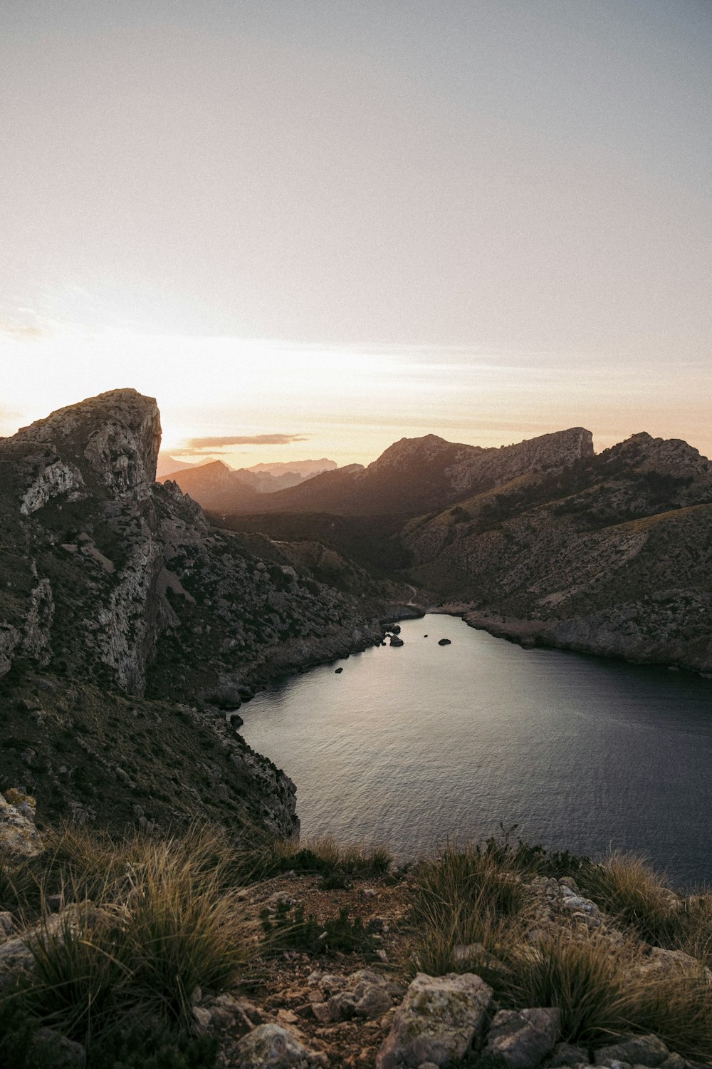 un cuerpo de agua con montañas a su alrededor