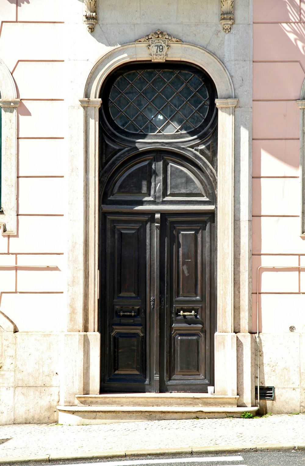 un bâtiment avec une grande porte noire