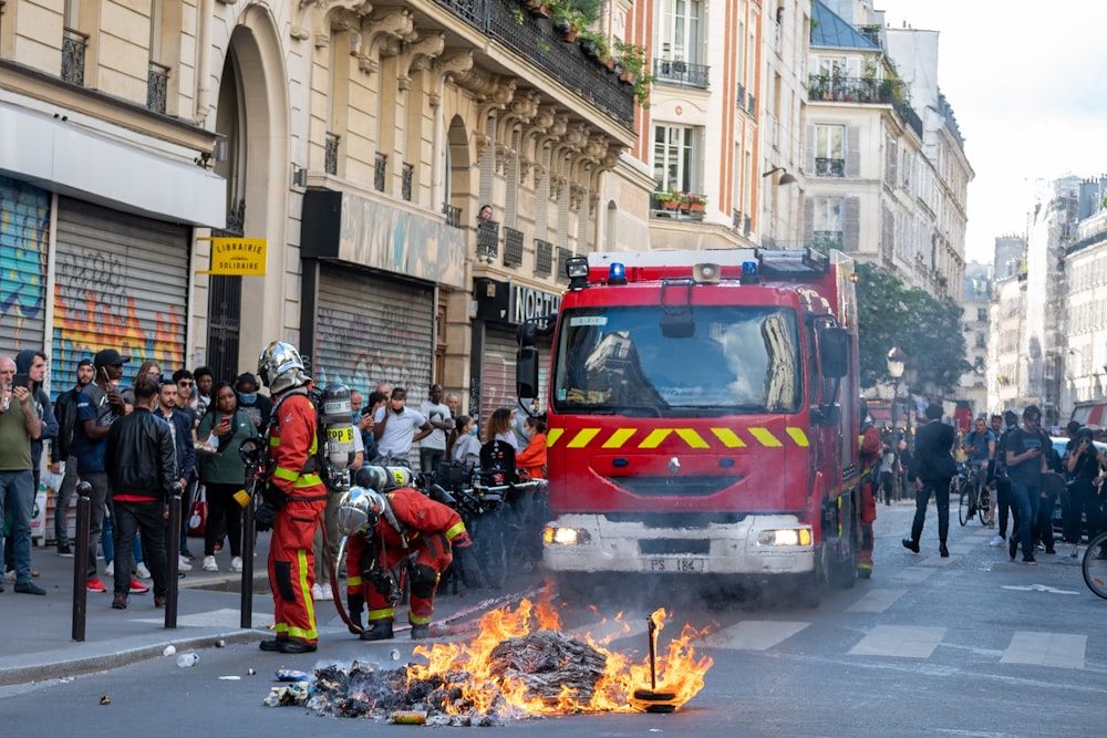 Un camion dei pompieri in fiamme