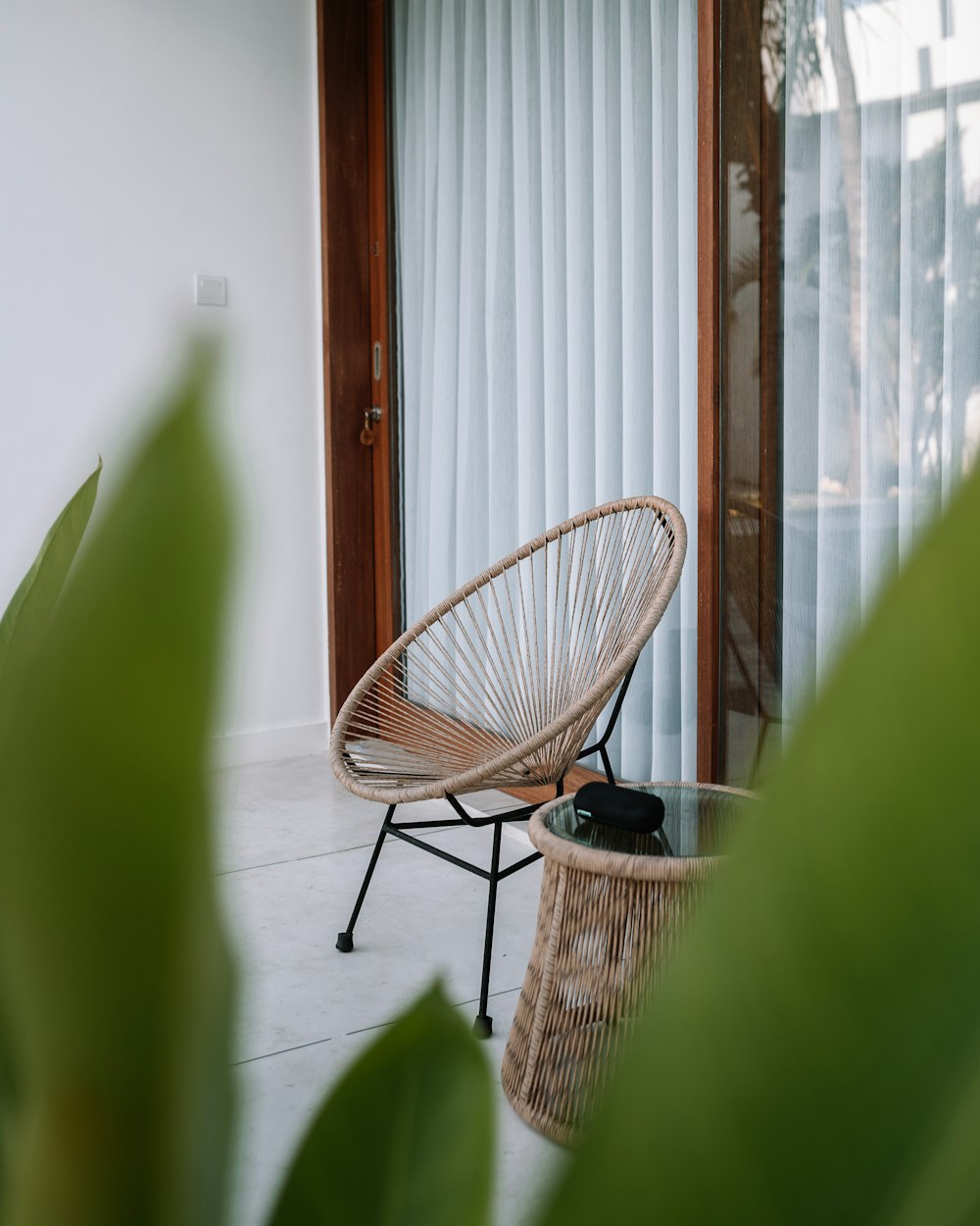 uma cadeira e uma mesa em uma sala