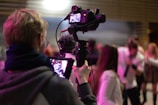 un cameraman qui filme un événement