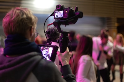 un cameraman qui filme un événement