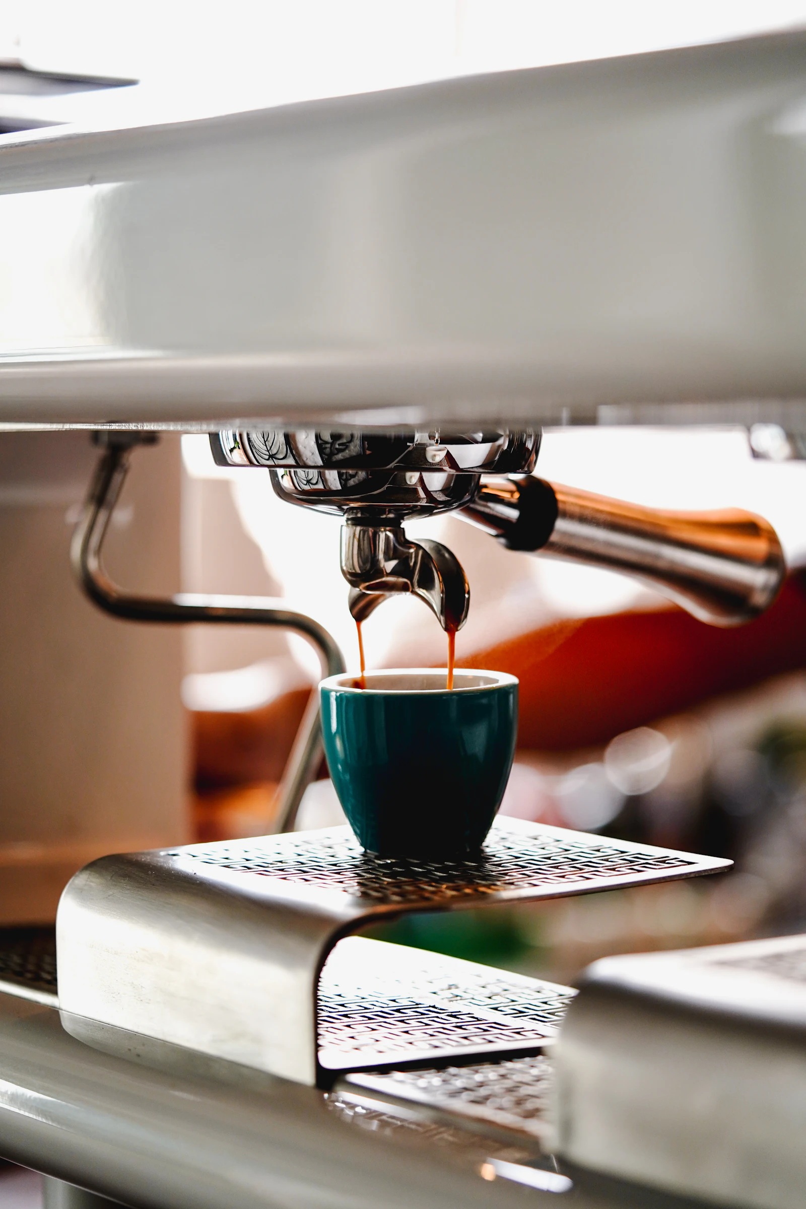 espresso wypływające z ekspresu kolbowego do filiżanki