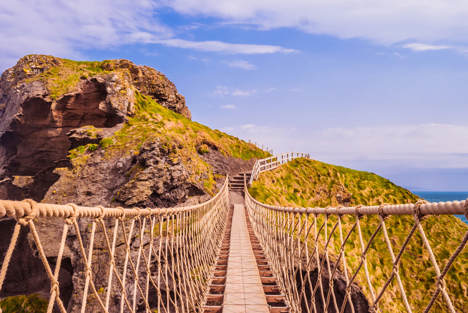 Passerelle de bois suspendue le long d'une falaise (image d'illustration)