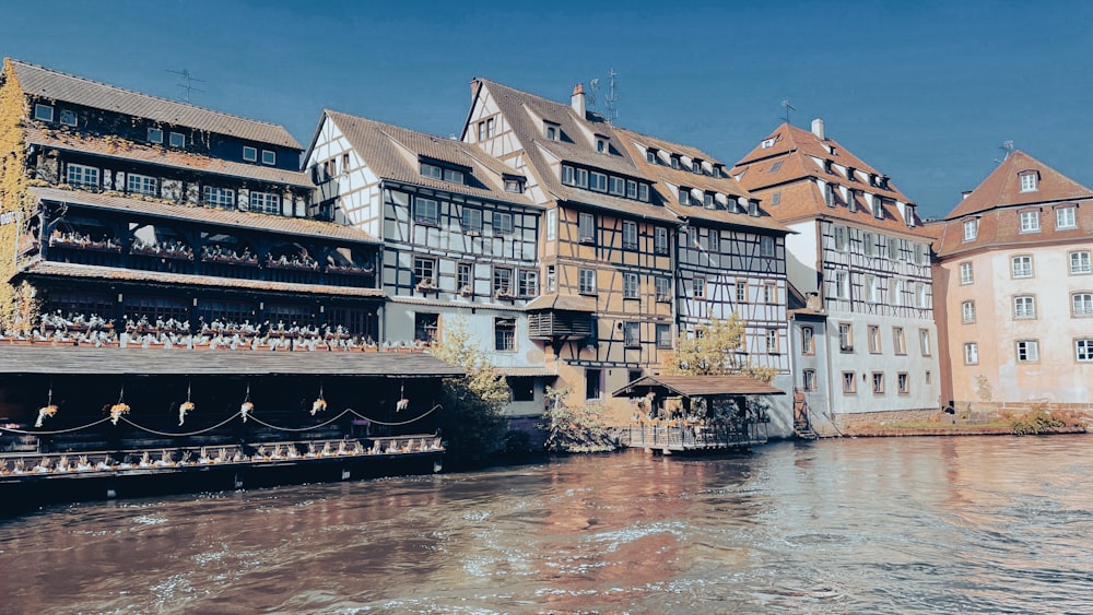 un bateau dans un canal avec des bâtiments de chaque côté