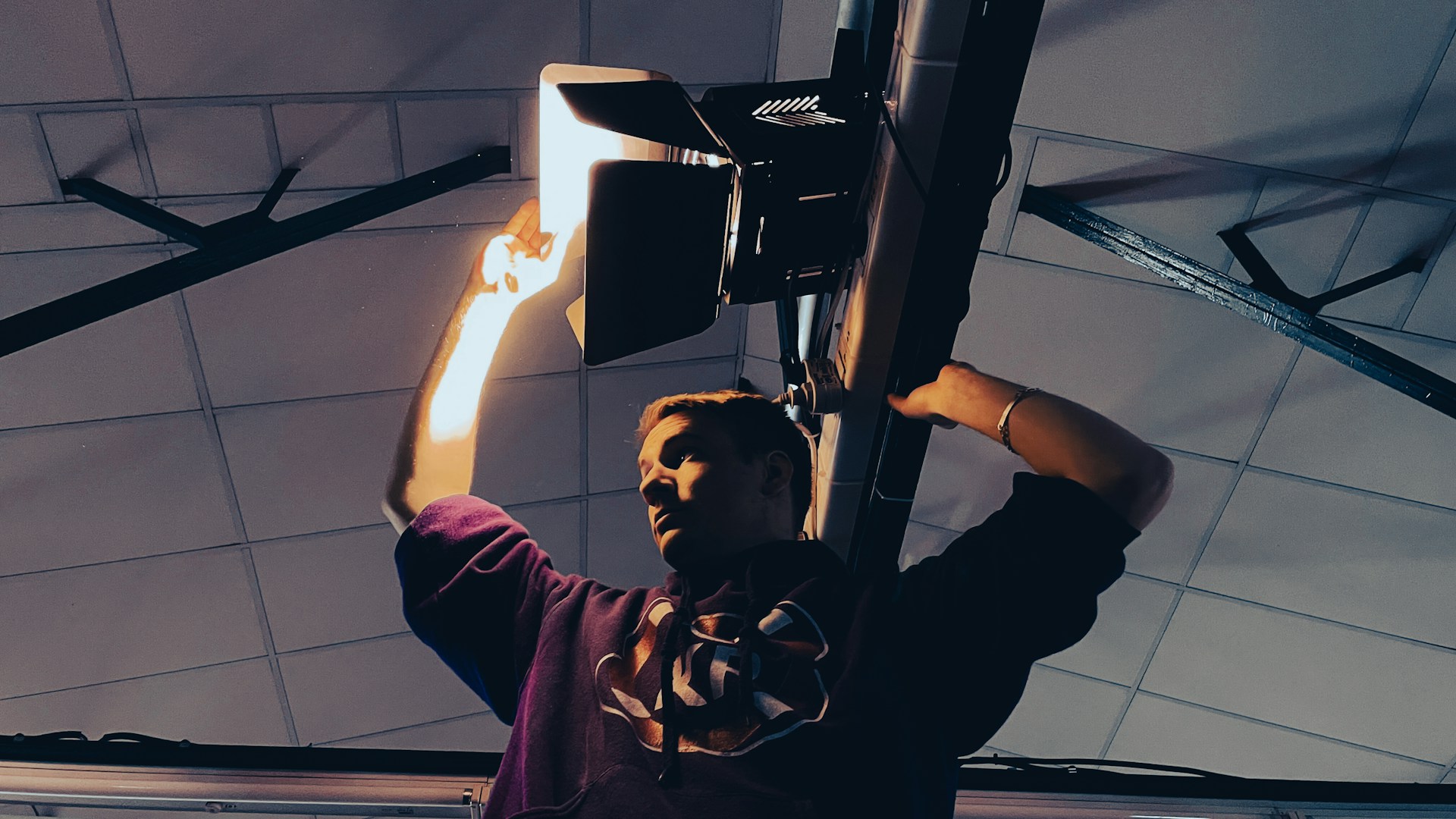 gray computer monitor