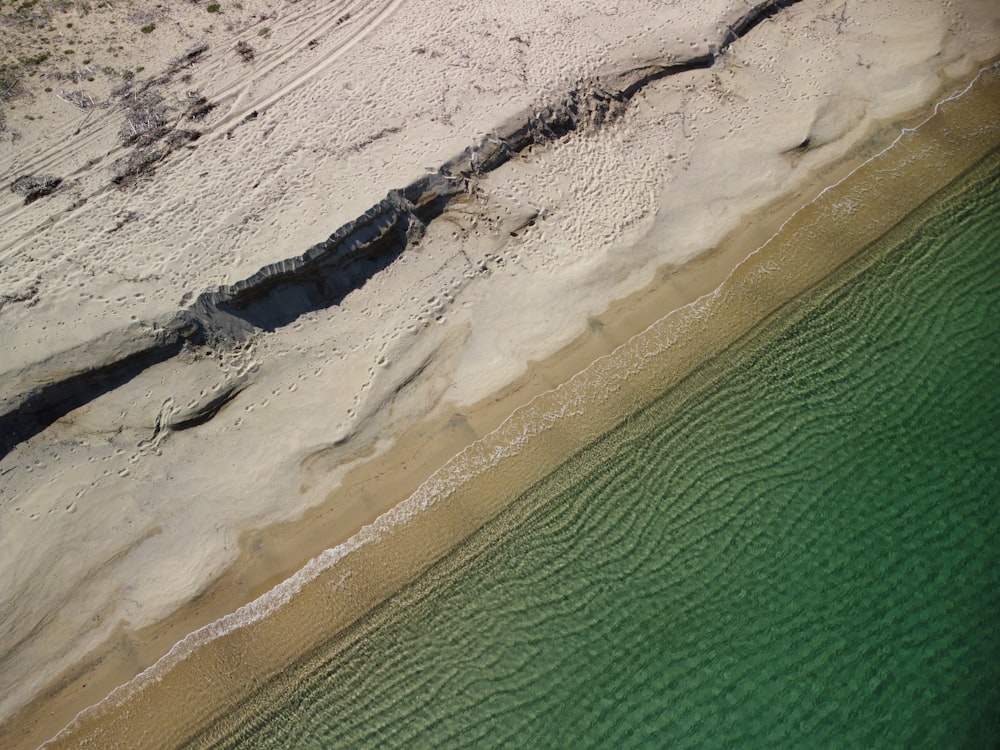 uma praia com areia e água