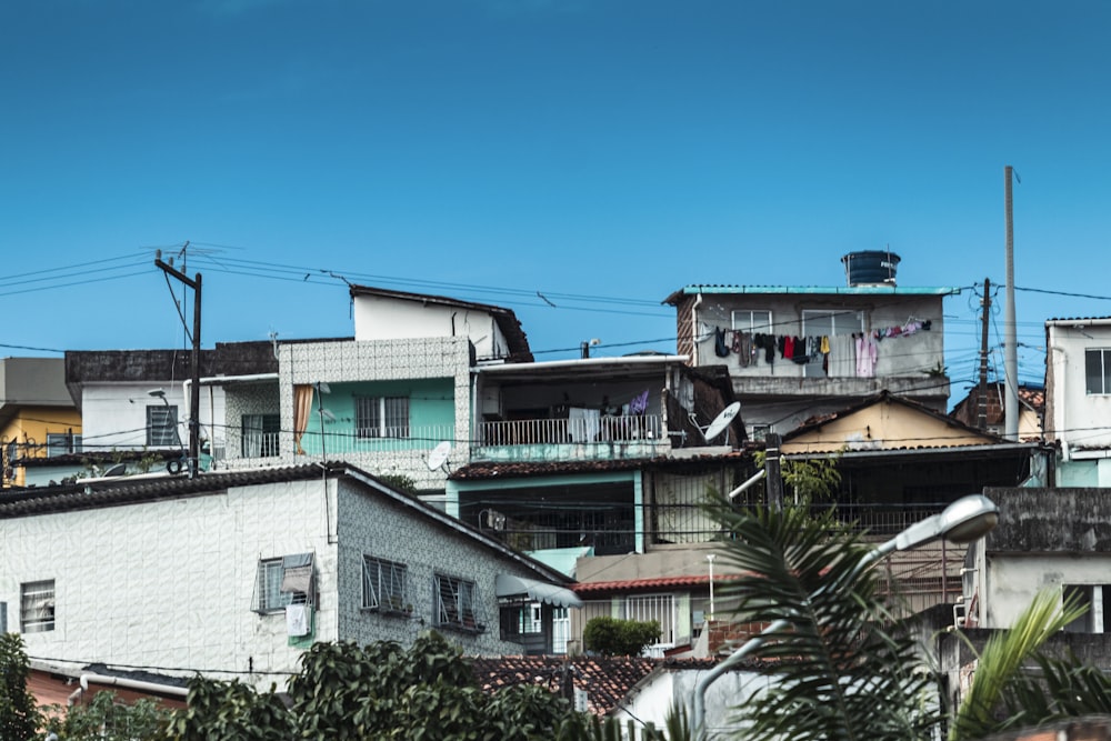 um grupo de edifícios com árvores na frente deles